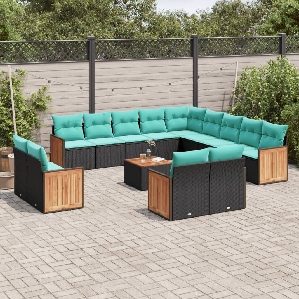 Außenterrasse mit modularem L-förmigen Rattansofa-Set und türkisfarbenen Kissen, Holzarmlehnen-Beistelltischen, zentralem Couchtisch und dekoriertem Zaunhintergrund.