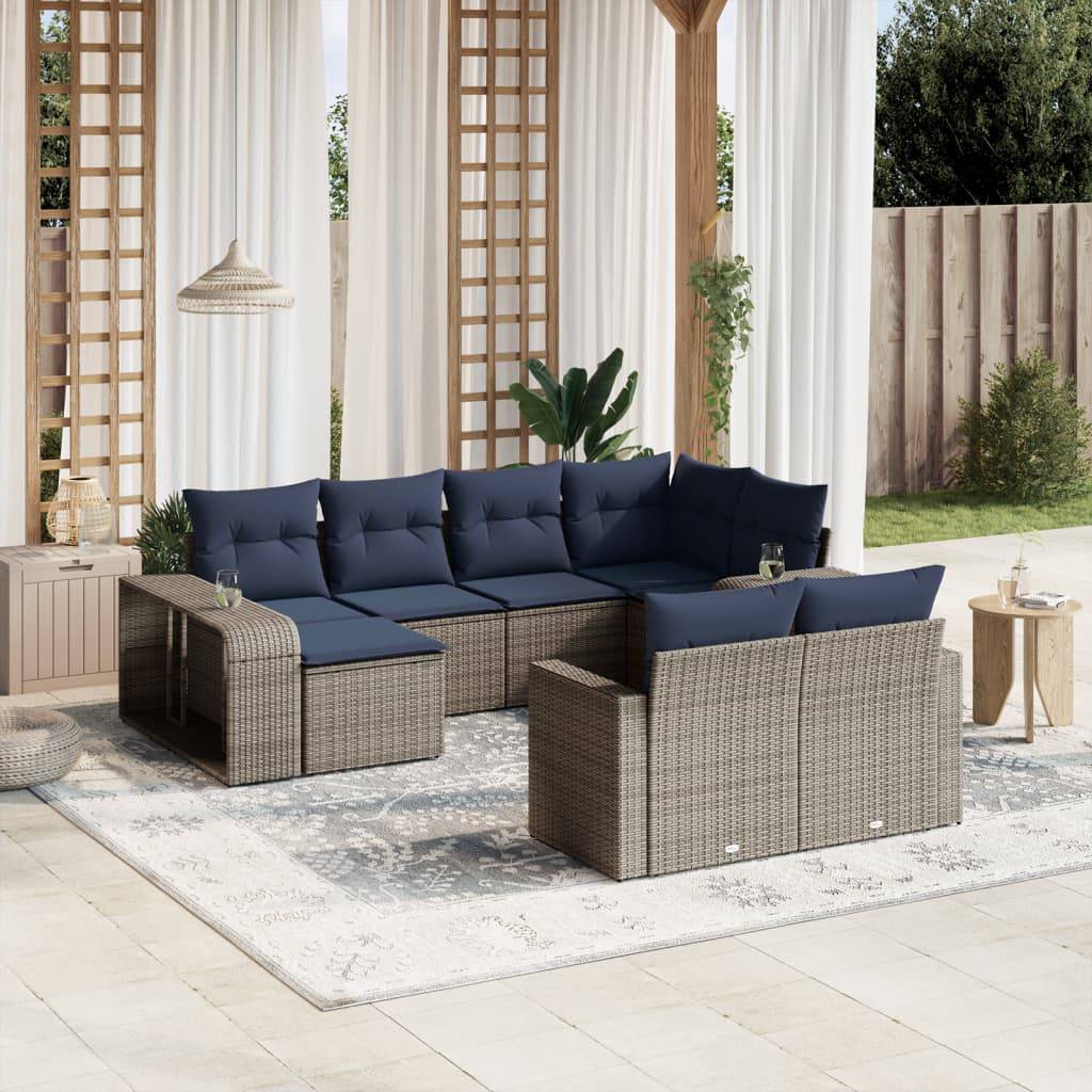 Überdachte Terrasse mit Rattanmöbelgarnitur, marineblauer Polsterung und Holz-Sichtschutzwänden. Üppige Bepflanzung und ein Holzzaun umrahmen die friedliche Umgebung.