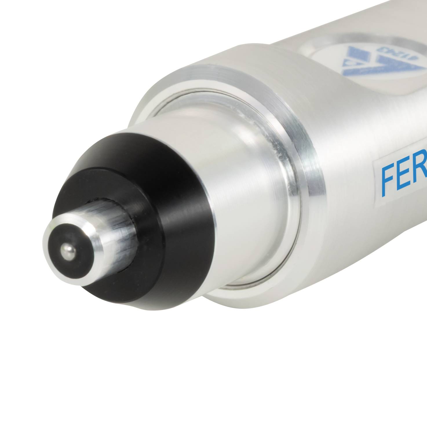 Eine Nahaufnahme eines silber- und schwarzfarbenen metallischen Zylinderobjekts mit einem kreisrunden Ende, möglicherweise ein Teil eines Werkzeugs oder einer Maschine.