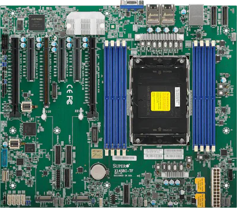Eine grüne Computerplatine mit mehreren Steckplätzen, Anschlüssen und Chips. Bemerkenswerte Komponenten umfassen RAM-Steckplätze und einen CPU-Sockel.