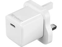 Weiß USB-Wandladegerät mit klappbarem britischen Dreipolstecker auf einfachem Hintergrund.