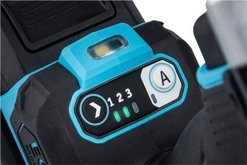 Nahaufnahme eines Steuerungspanels mit einem Richtungspfeil, den Zahlen '1 2 3', einer grünen Signalleuchte und einem Knopf mit der Beschriftung 'A'.