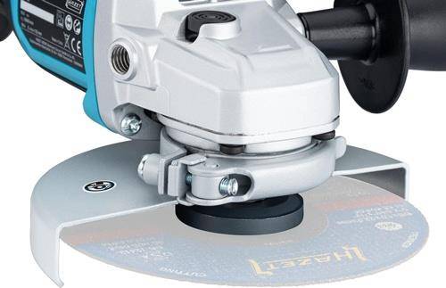 Nahaufnahme einer Winkelschleifer mit einem grauen Körper und einem blauen Akzentbereich. Es ist eine Trennscheibe angebracht, bereit zum Einsatz.