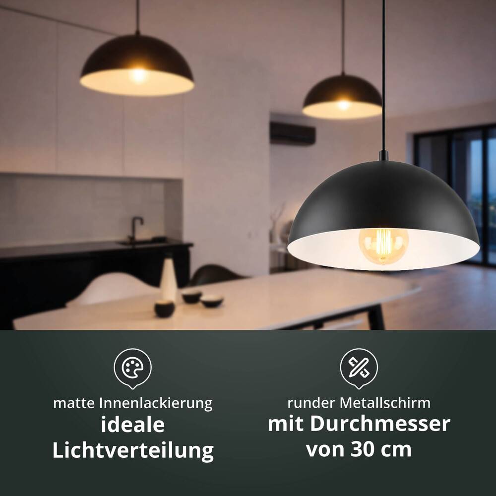 Ein moderner Essbereich mit drei Pendelleuchten, die über einem Tisch hängen und eine gleichmäßige Lichtverteilung betonen; der Text hebt „matte Oberfläche