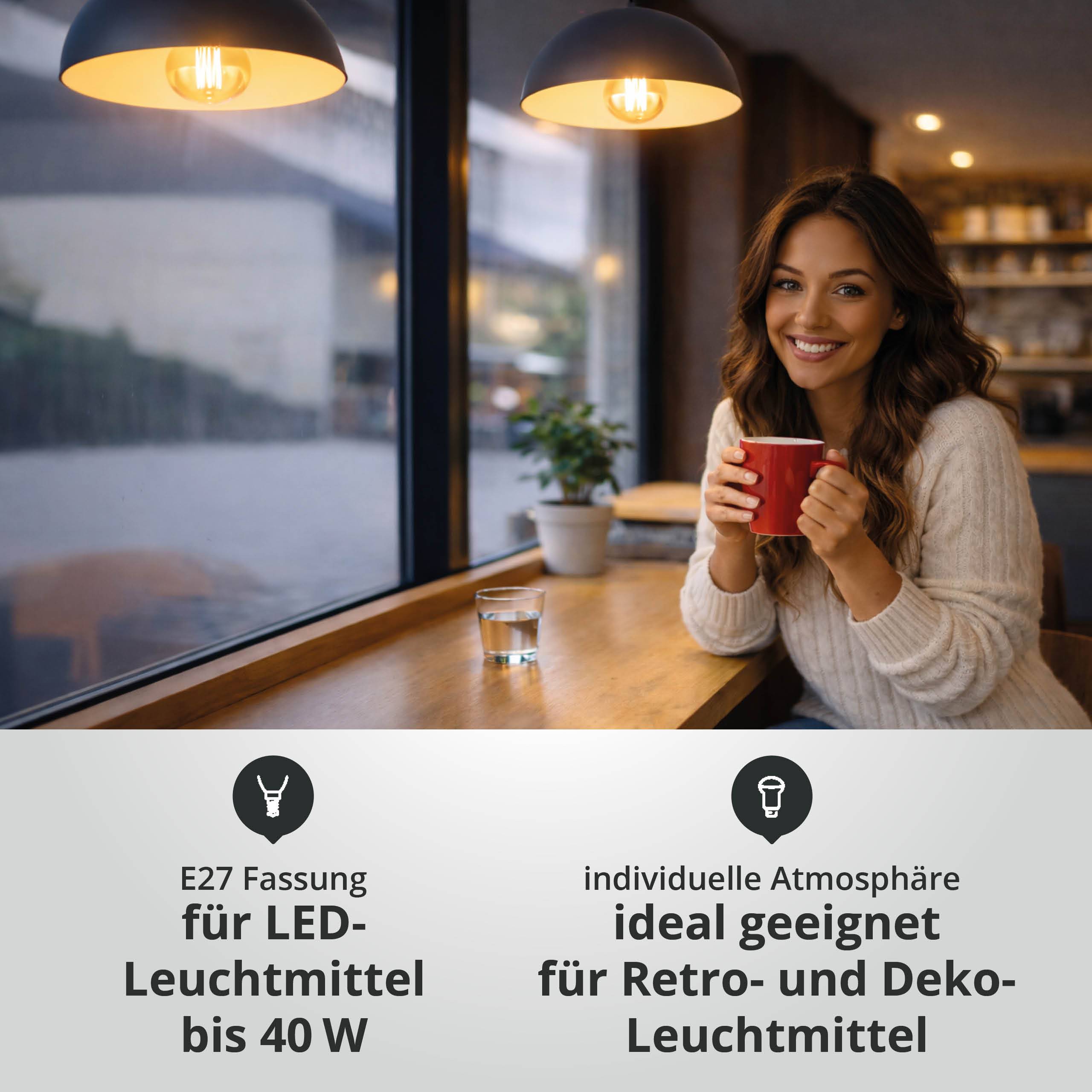 Eine Frau, die lächelt und dabei einen Kaffee hält, sitzt in einem Café mit warmem Licht. In der Nähe bewirbt ein Text LED-Leuchten zum Schaffen einer Retro-Atmosphäre.