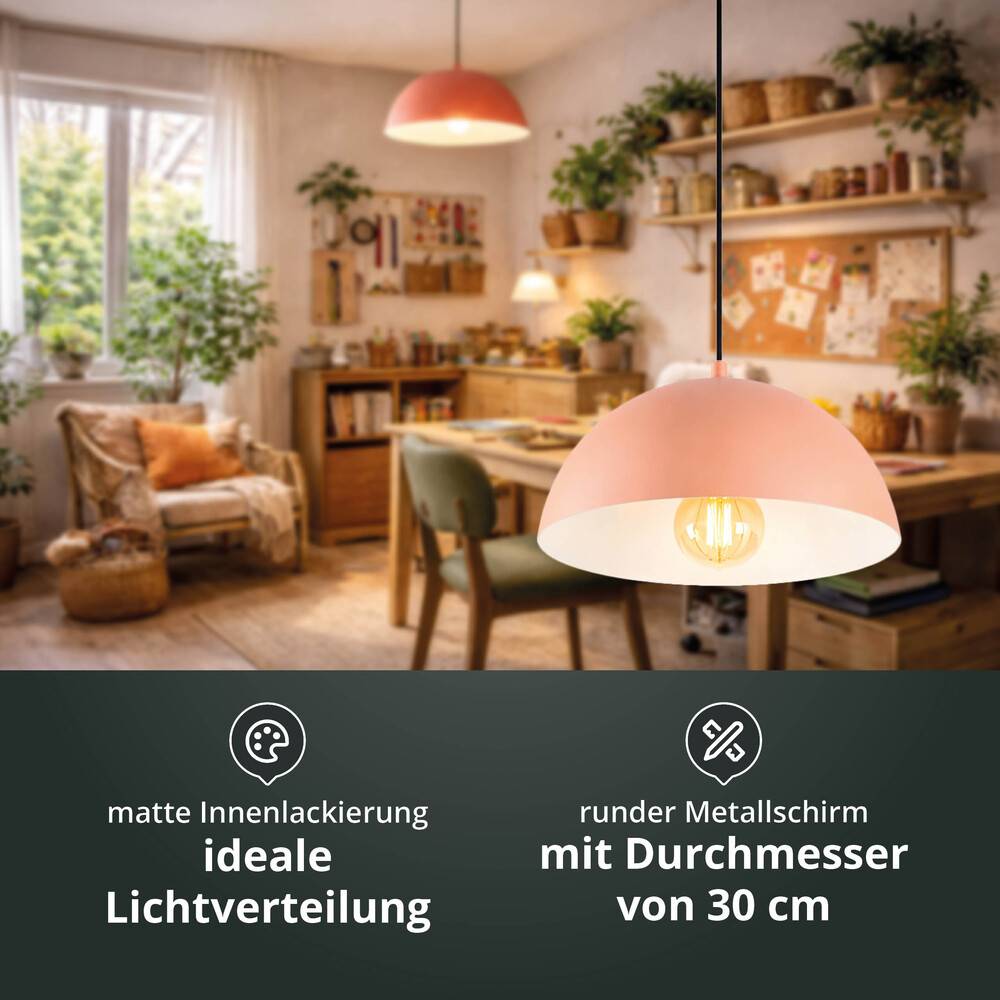 Ein gemütliches Zimmer mit warmer Beleuchtung, Pflanzen und einem Schreibtisch. Das Hauptmerkmal ist eine Pendelleuchte mit einem 30 cm Metallschirm für ideale Lichtverteilung.