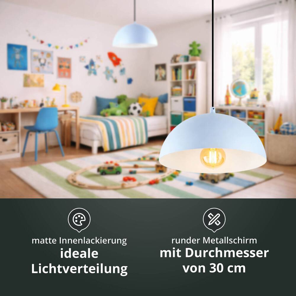 Eine blaue Pendelleuchte mit matter Innenseite hängt über einem Kinderspielzimmer und spendet gleichmäßiges Licht. Der Text in Deutsch beschreibt die Merkmale der Leuchte.