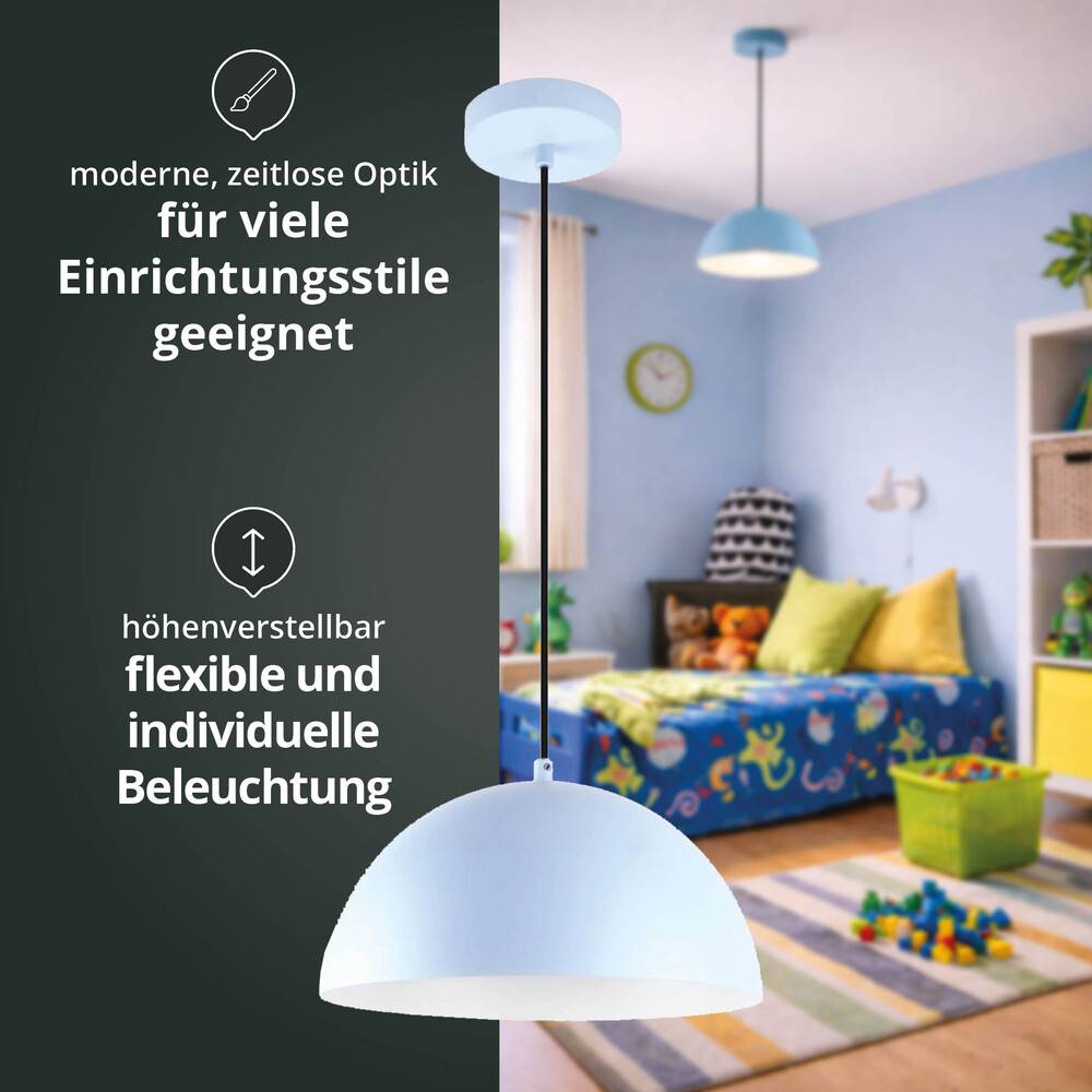 Ein modernes weißes Pendelleuchte in einem bunten, gemütlichen Wohnzimmer präsentiert. Deutscher Text hebt Vielseitigkeit und verstellbare Funktionen hervor.