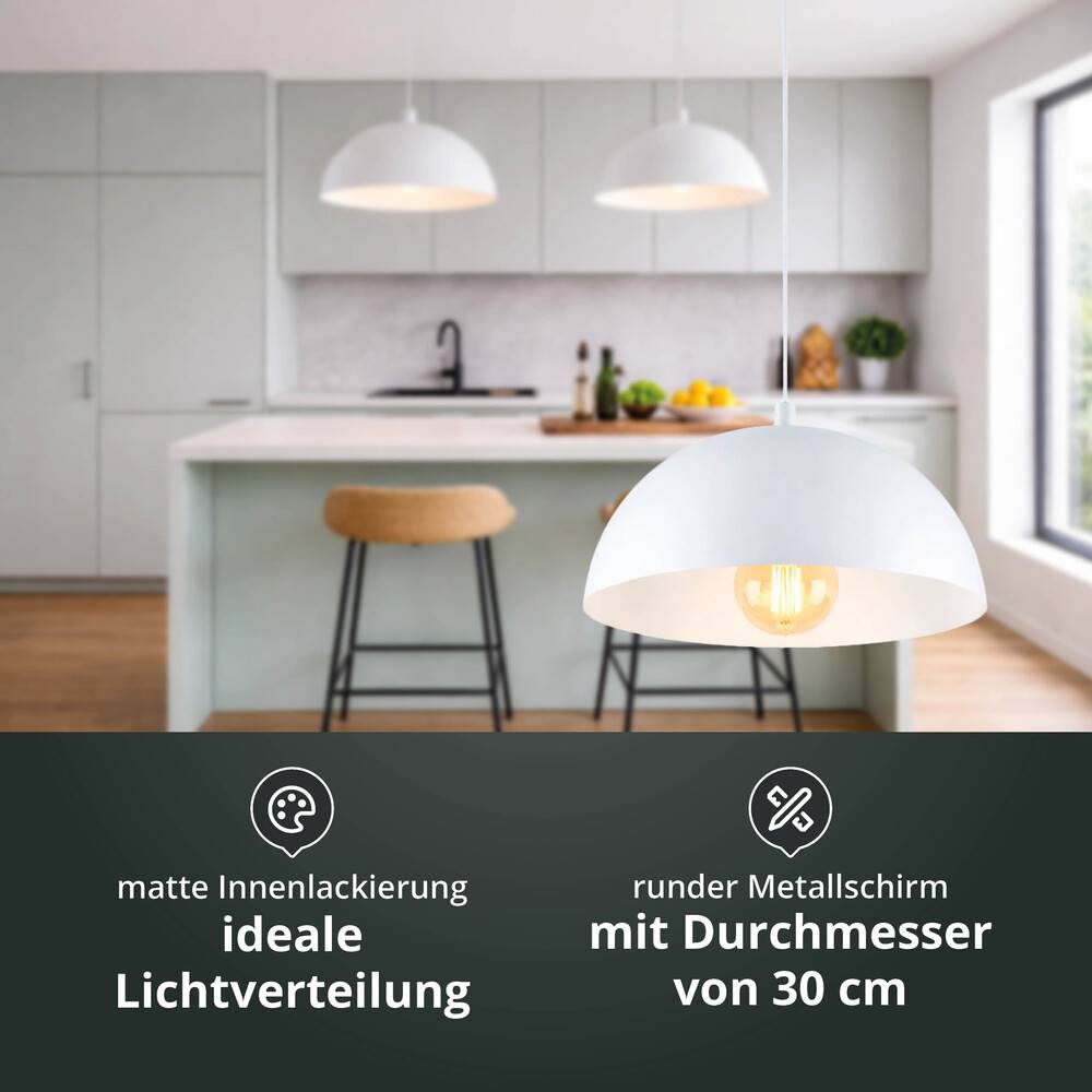 Weiße Pendelleuchte hängt über einer minimalistischen Kücheninsel mit Hockern. Der Text hebt Merkmale hervor: ideale Lichtverteilung und 30 cm Durchmesser.
