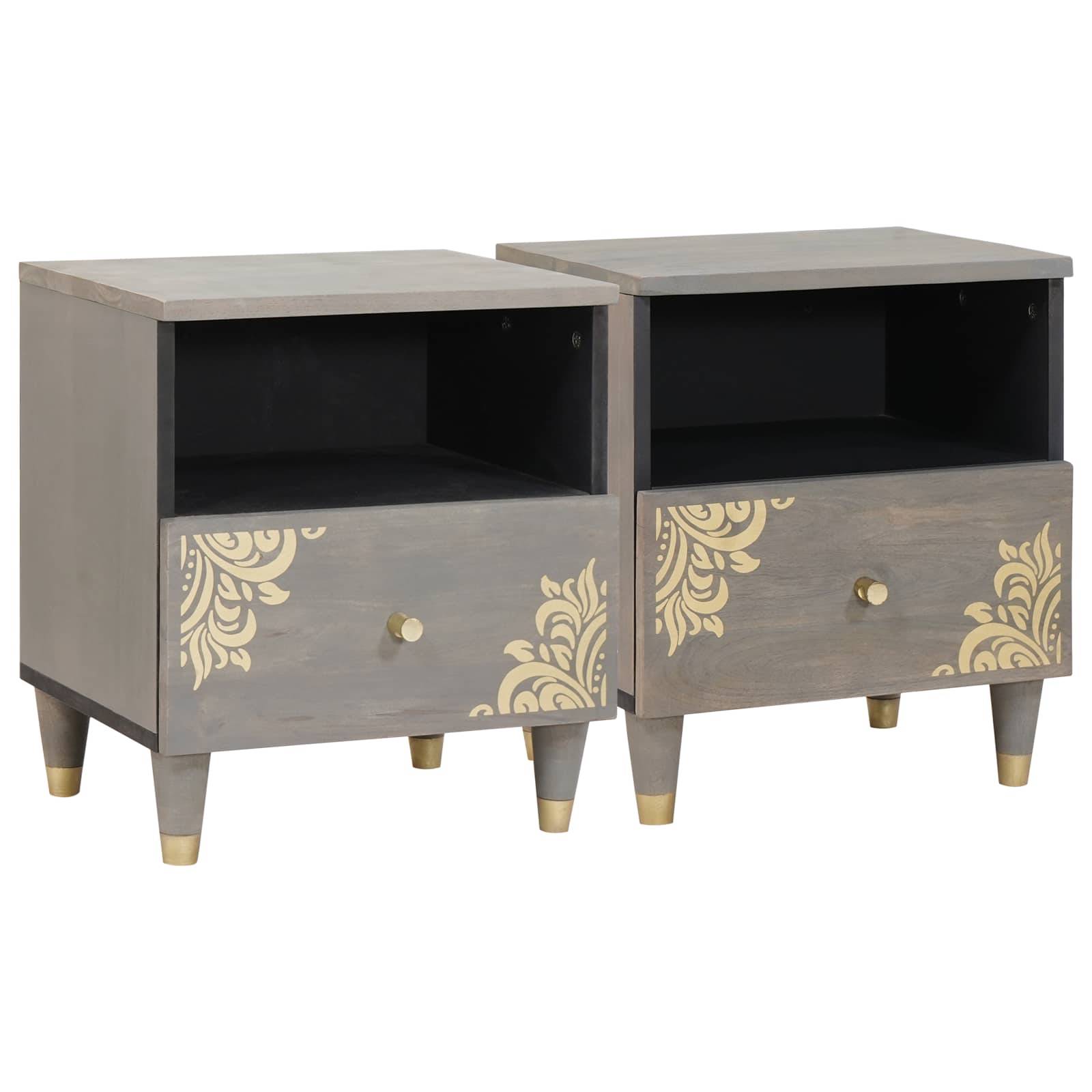 Zwei hölzerne Nachttische mit dekorativen goldenen Blumenmuster auf den Schubladen. Jeder hat ein offenes Regal über der Schublade und Spielbeine.