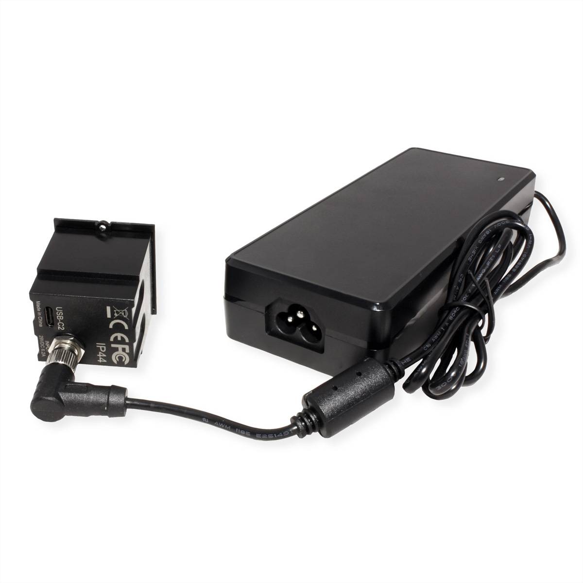 Ein schwarzer Stromanschluss mit einem angeschlossenen Kabel zu einem kleinen elektronischen Gerät. Das Gerät hat ein „POE RJ-45