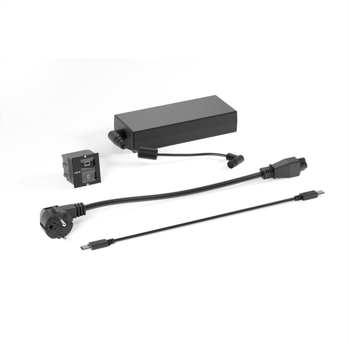 Ein Stromadapter-Set bestehend aus einem schwarzen rechteckigen Ladegerät, einem abnehmbaren Stecker und zwei Verbindungskabeln, das für elektronische Geräte konzipiert ist.