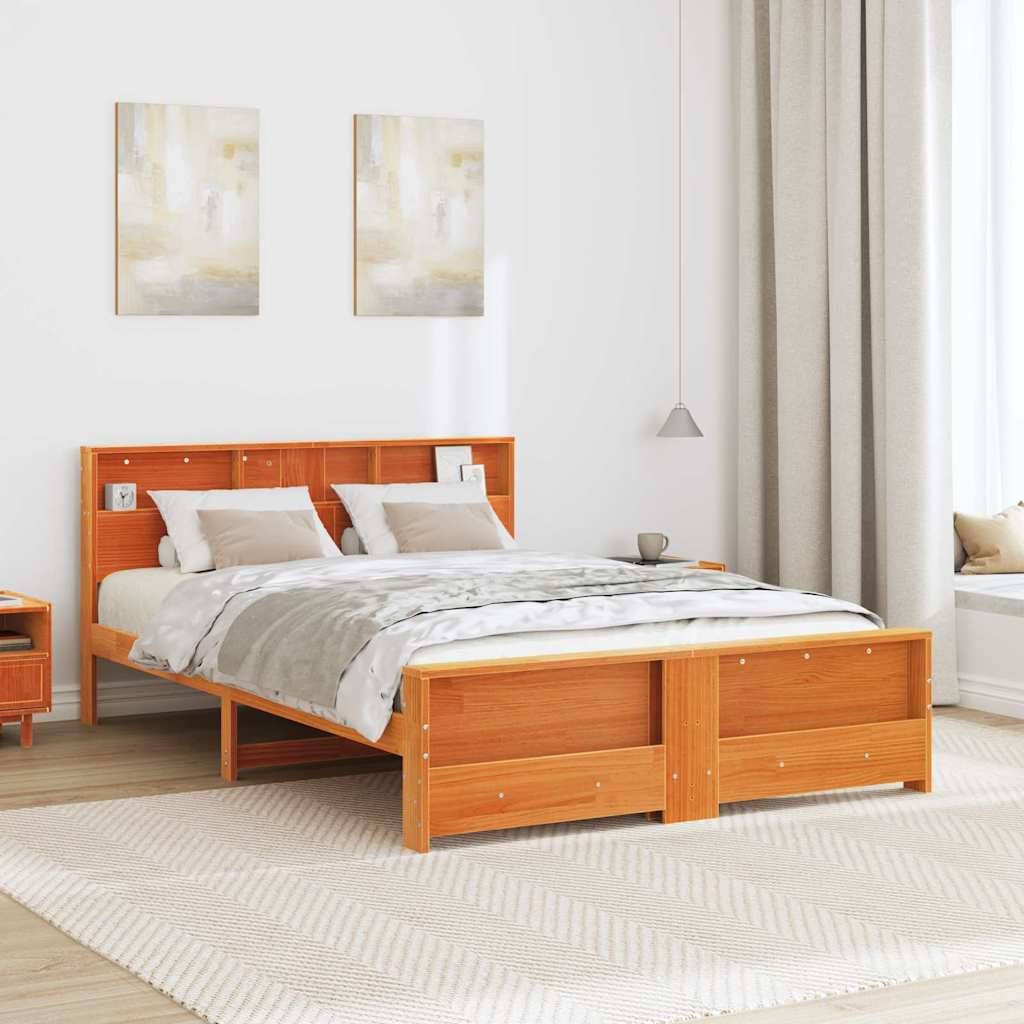 Ein Schlafzimmer mit einem Holzbett mit Kopfteil, neutraler Bettwäsche, zwei passenden Gemälden an der Wand und einer Stehlampe neben dem Fenster.
