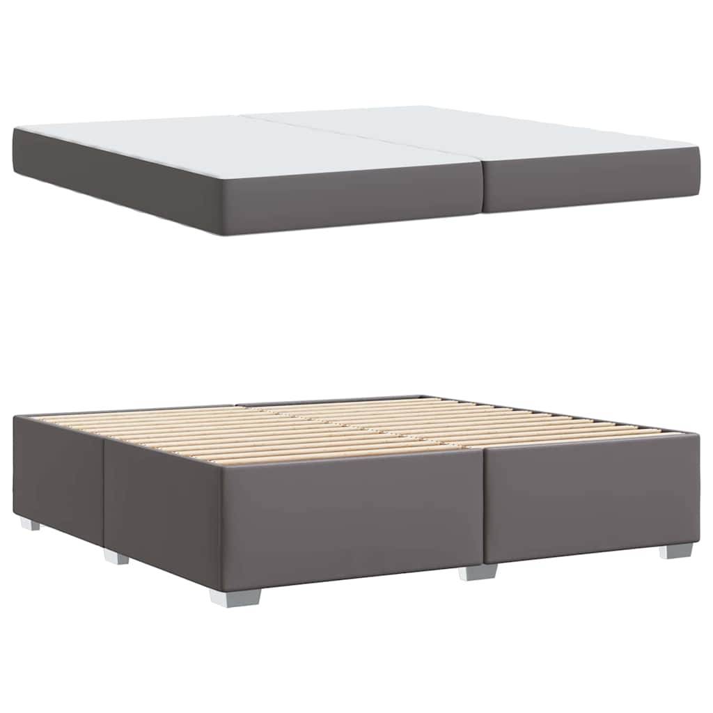 Eine graue Plattformbett mit Latten-Unterbau und ohne Kopfteil, dargestellt mit und ohne Matratzenauflage.