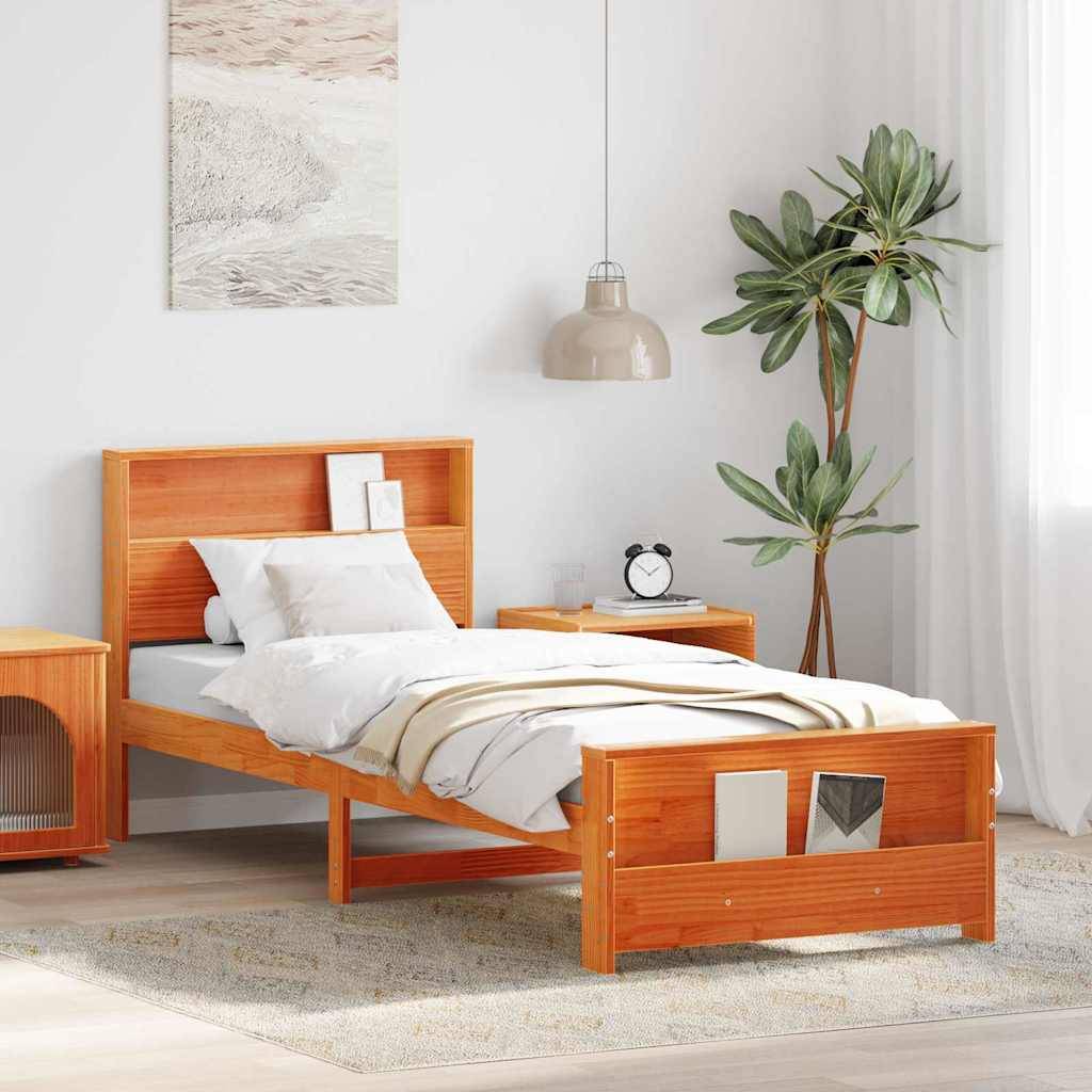 Ein gemütliches Schlafzimmer mit einem Holzbett, weißer Bettwäsche, einem Nachttisch, einem Teppich und einer Topfpflanze unter natürlichem Licht von einem Fenster.