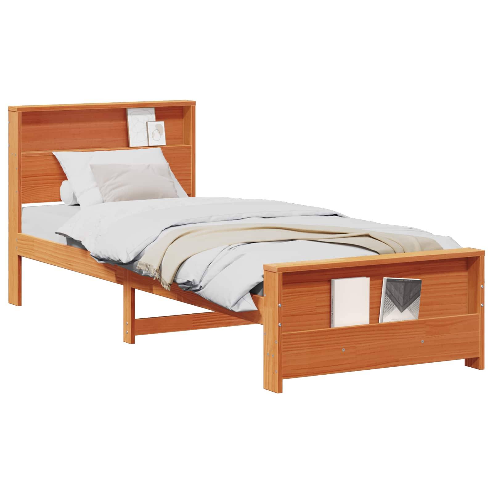 Ein Holzbett in Einzelgröße mit Kopf- und Fußteil, versehen mit einem sorgfältig bezogenen weißen Bettlaken, einer beigen Decke und Kissen.