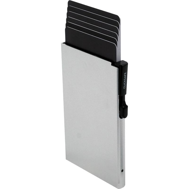 Ein Kartenhalter aus Metall mit mehreren teilweise herausgefahrenen schwarzen Karten. Das Etui hat ein schlankes, minimalistisches Design mit einem Knopf an der Seite.