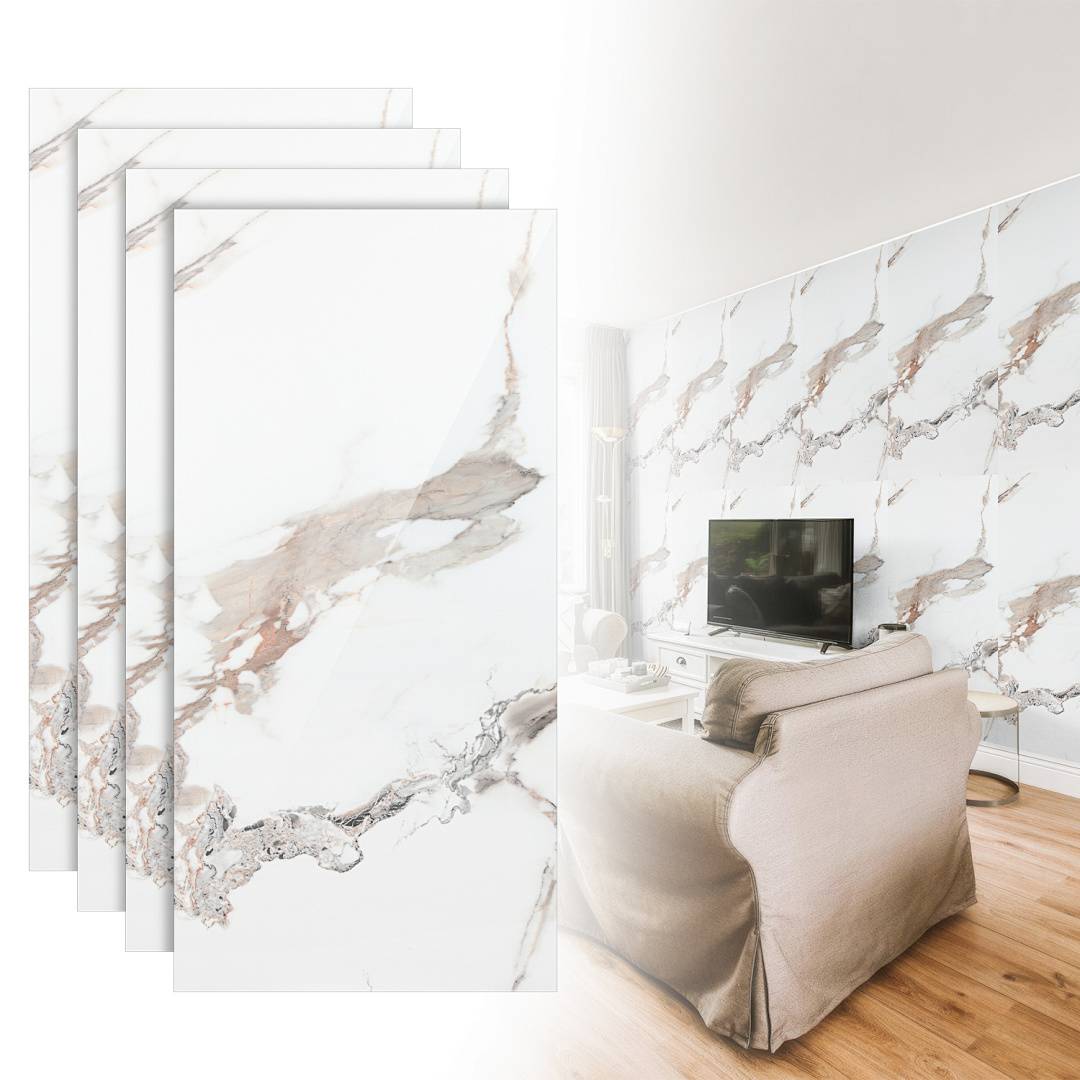 Schwebende Wandpaneele mit Marmor-Optik, dargestellt als Designkonzept in einem modernen Wohnzimmer mit Sofa, Fernseher und Holzboden.