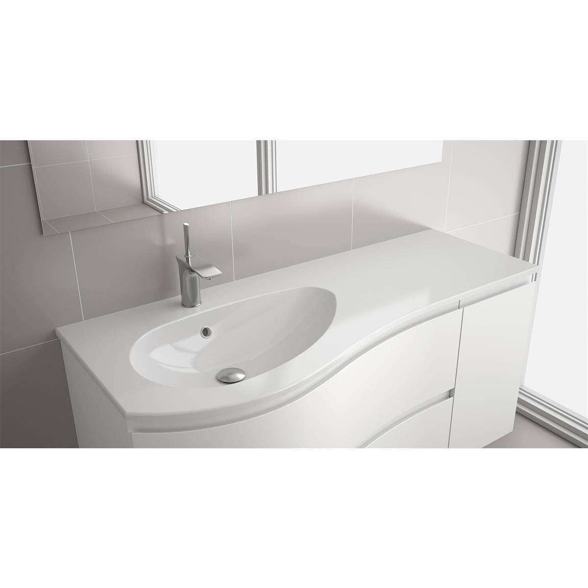 Modernes weißes Badezimmermöbel mit integriertem Waschbecken, Chromarmatur und großem Spiegel an gefliester Wand.