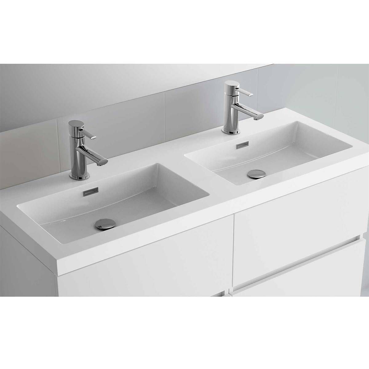 Zwei moderne weiße rechteckige Badezimmerbecken mit Chromarmaturen, die in einen Waschtisch eingebaut sind.