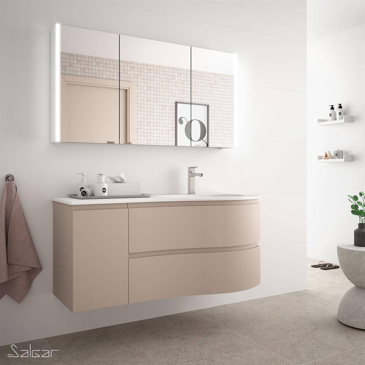 Minimalistisches modernes Badezimmer mit beigem schwebendem Waschtisch, Waschbecken und Spiegelschrank an einer weißen Wand; Regale und Dekoration setzen Akzente.