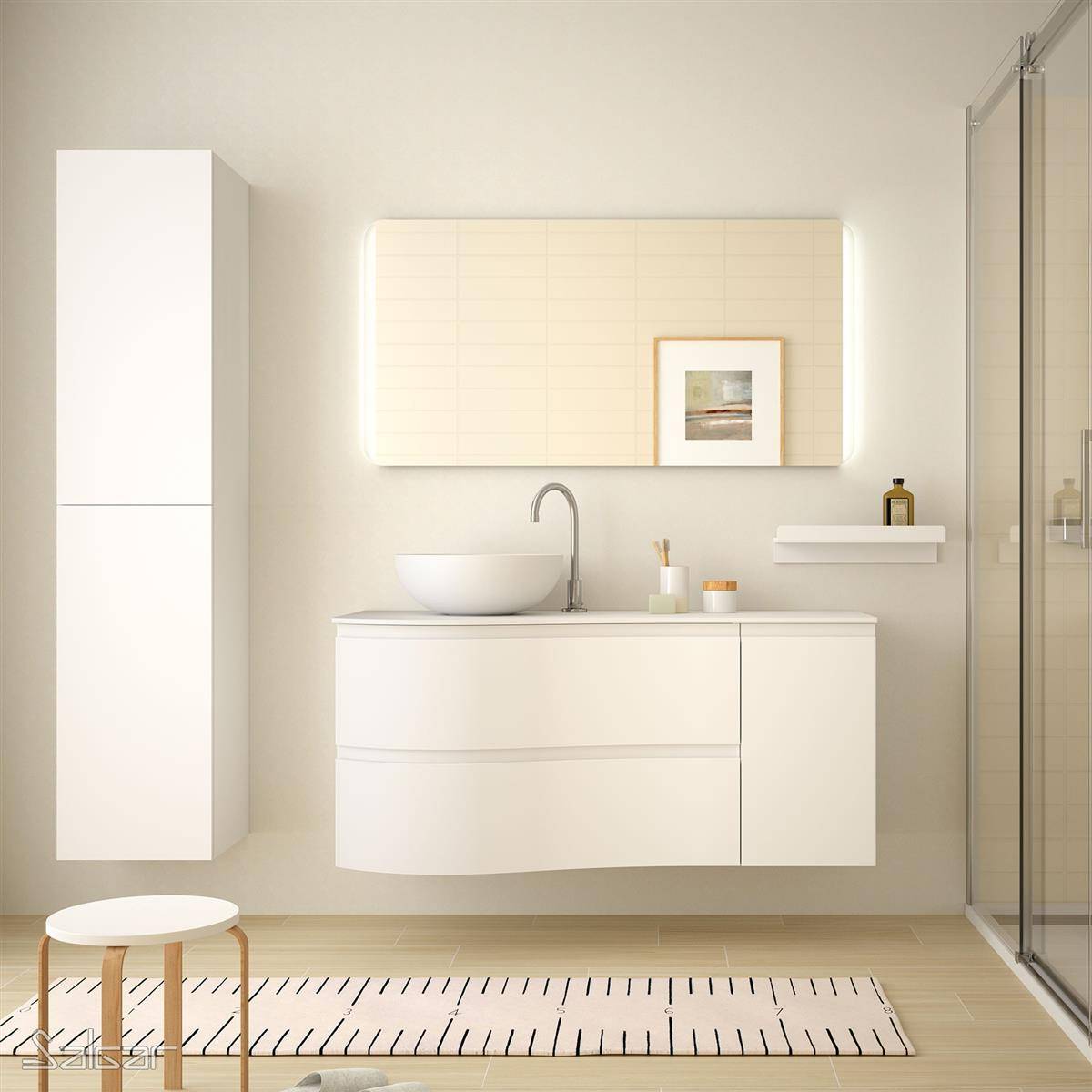 Modernes minimalistisches Badezimmer mit weißem Waschtisch, Aufsatzwaschbecken, beleuchteten Spiegel, Wandschrank, Duschkabine und gestreiftem Teppich.
