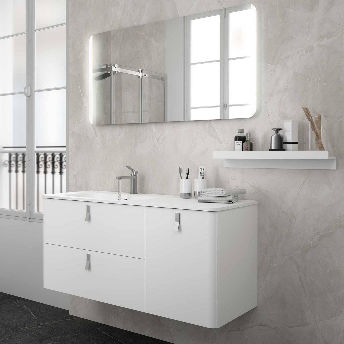 Modernes Badezimmer mit schwebendem weißem Waschtisch, rechteckigem Spiegel, Wandregal und Dusche, die sich im Spiegel spiegelt.