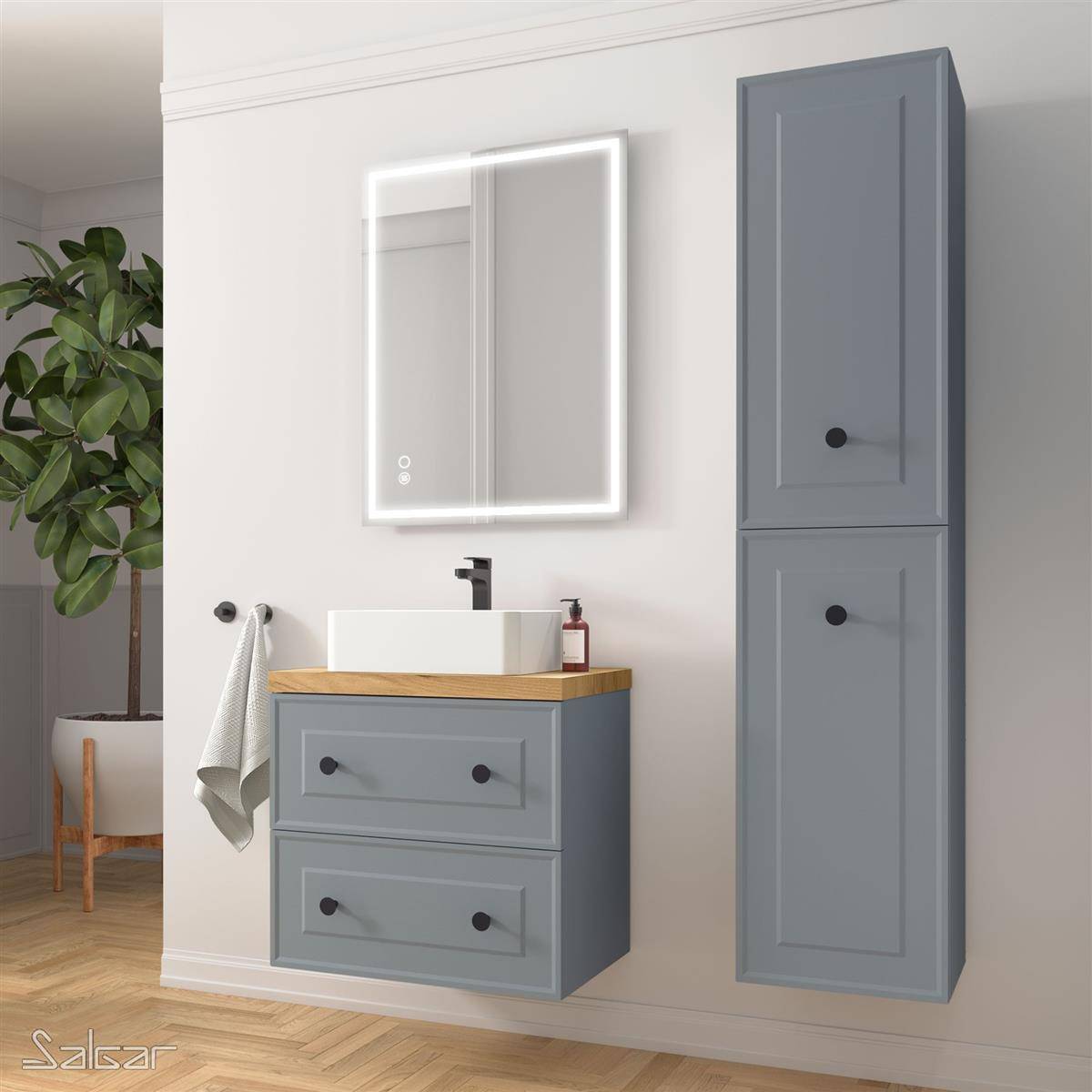 Modernes Badezimmer mit grauem Waschtisch, Waschbecken, beleuchtetem Spiegel, Wandschrank und Handtuch; Holzboden und Topfpflanze im Hintergrund.