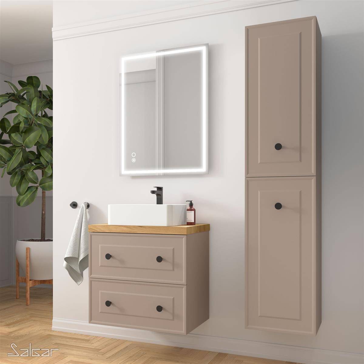 Modernes Badezimmerwaschtisch mit beleuchtetem Spiegel, Waschbecken, Wandschrank und Handtuch; beige Schränke gegen eine weiße Wand.