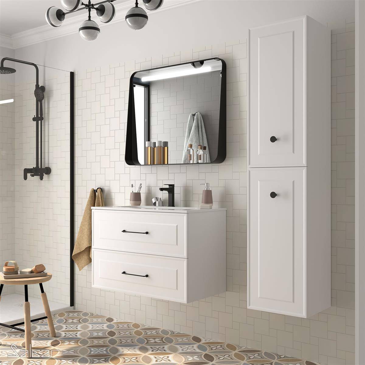 Modernes Badezimmer mit weißer Hängewaschplatz, schwarzgerahmtem Spiegel, hohem Wandschrank und gemusterten Bodenfliesen; Dusche auf der linken Seite sichtbar.