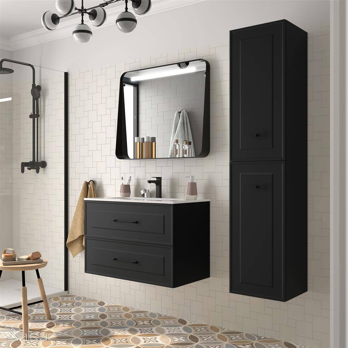 Modernes Badezimmer mit mattschwarzem Waschtisch, verspiegeltem Spiegelschrank, hohem Hochschrank und Dusche; gemusterte Bodenfliesen und weiße Ziegelmauer.