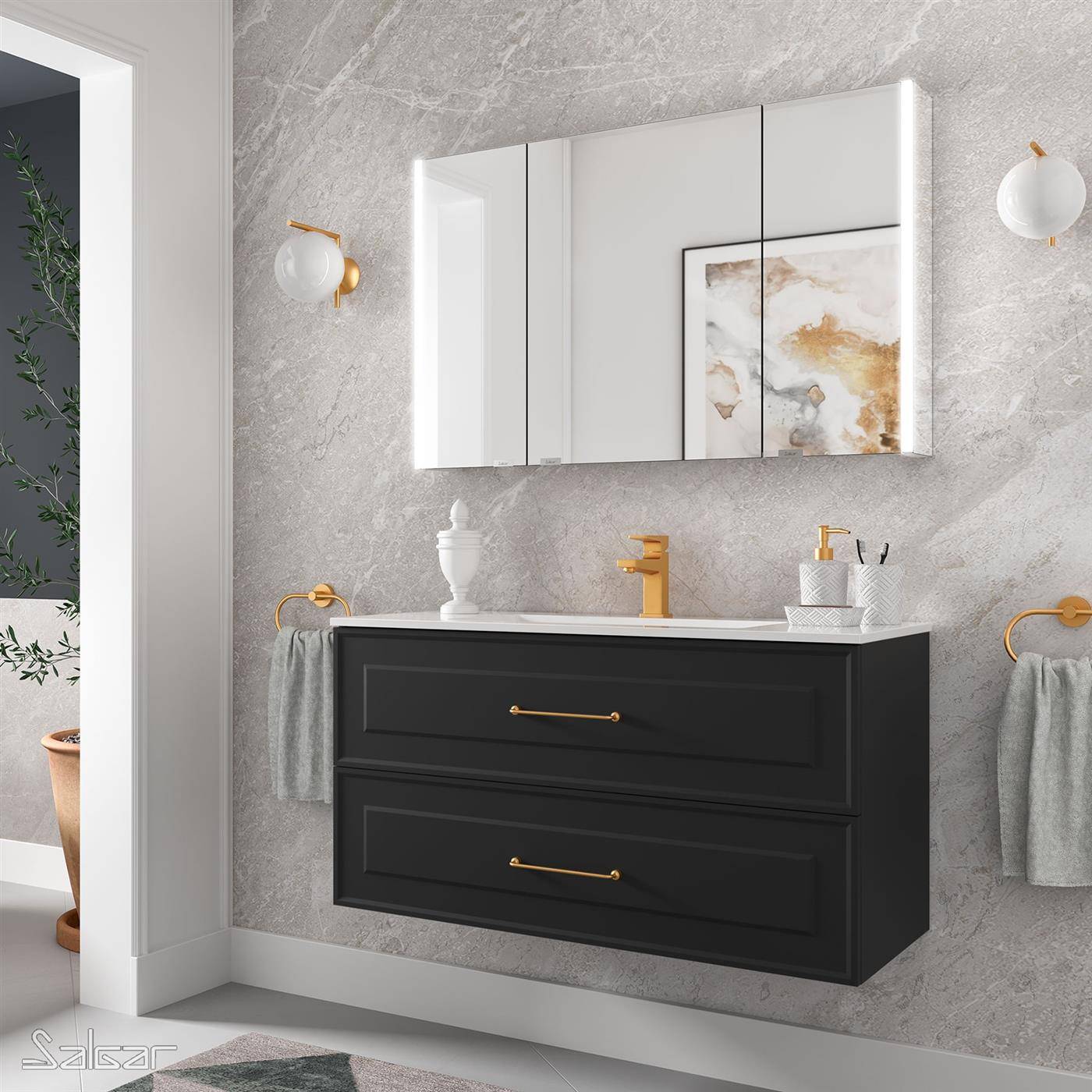 Modernes Badezimmer mit an der Wand montiertem schwarzen Doppelwaschtisch, goldfarbener Armatur und Griffen, Spiegelschrank und Wänden in Graumarmoroptik.