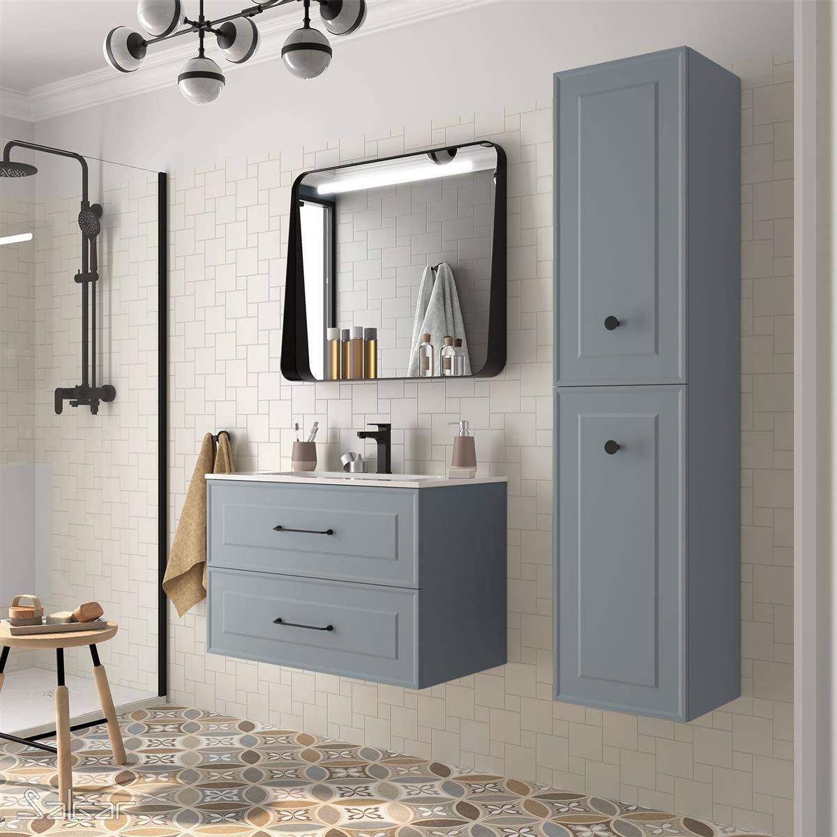 Modernes Badezimmer mit grauem schwebendem Waschtisch, Spiegelschrank, hohem Lagerschrank, schwarzen Ducharmaturen und gemustertem Fliesenboden.