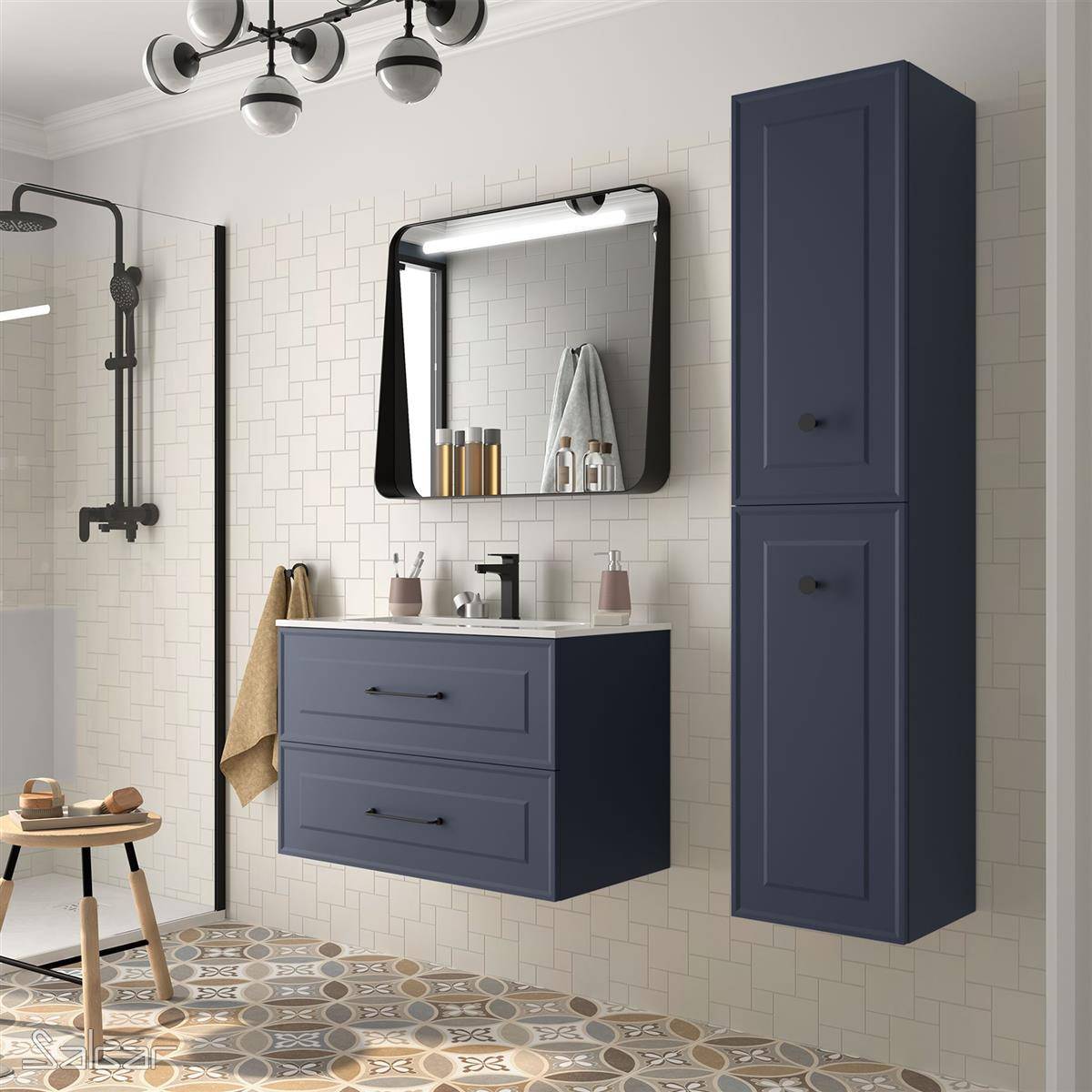 Modernes Badezimmer mit dunkelblauem Waschtisch und hohem Schrank, schwarz gerahmtem Spiegel, Dusche und gemustertem Fliesenboden.