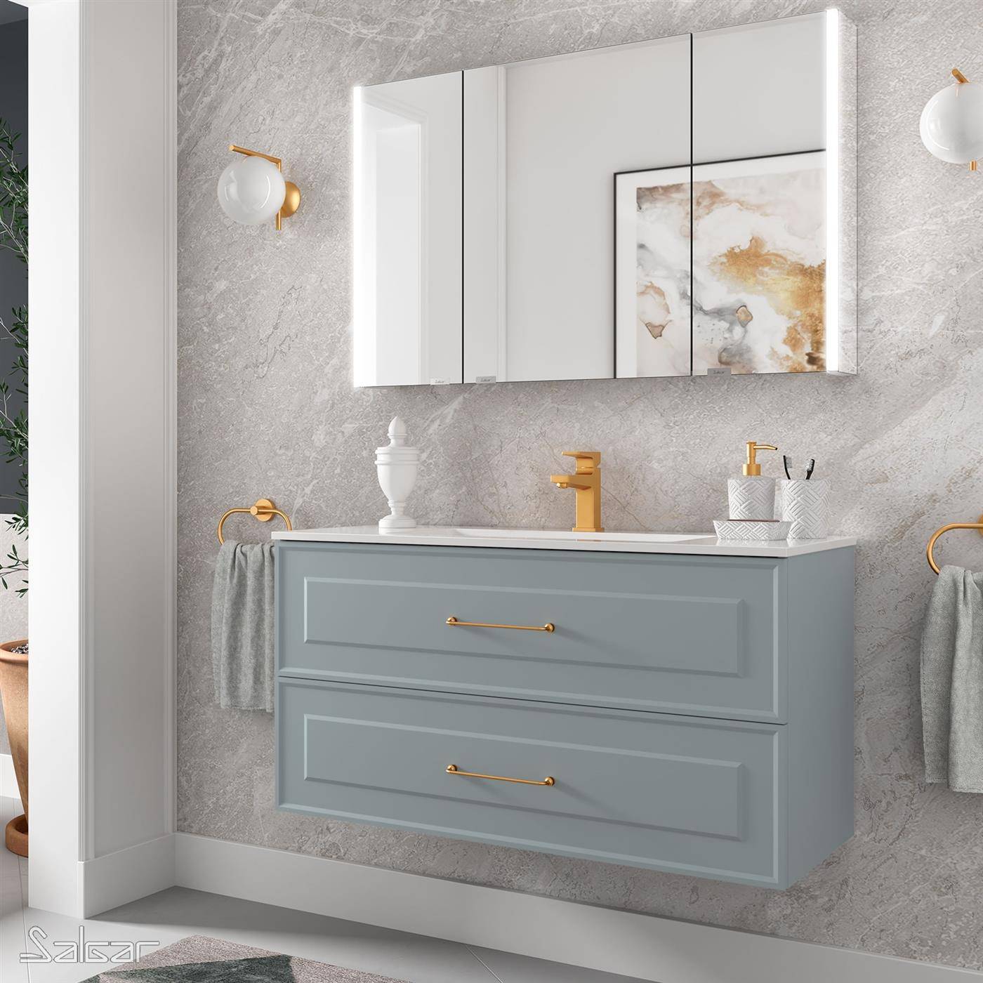 Modernes Badezimmermöbel mit hellblauen Schubladen, goldfarbener Beschlagware, runden Spiegeln, Wandleuchten und einer weißen Arbeitsplatte vor einer strukturierten grauen Wand.
