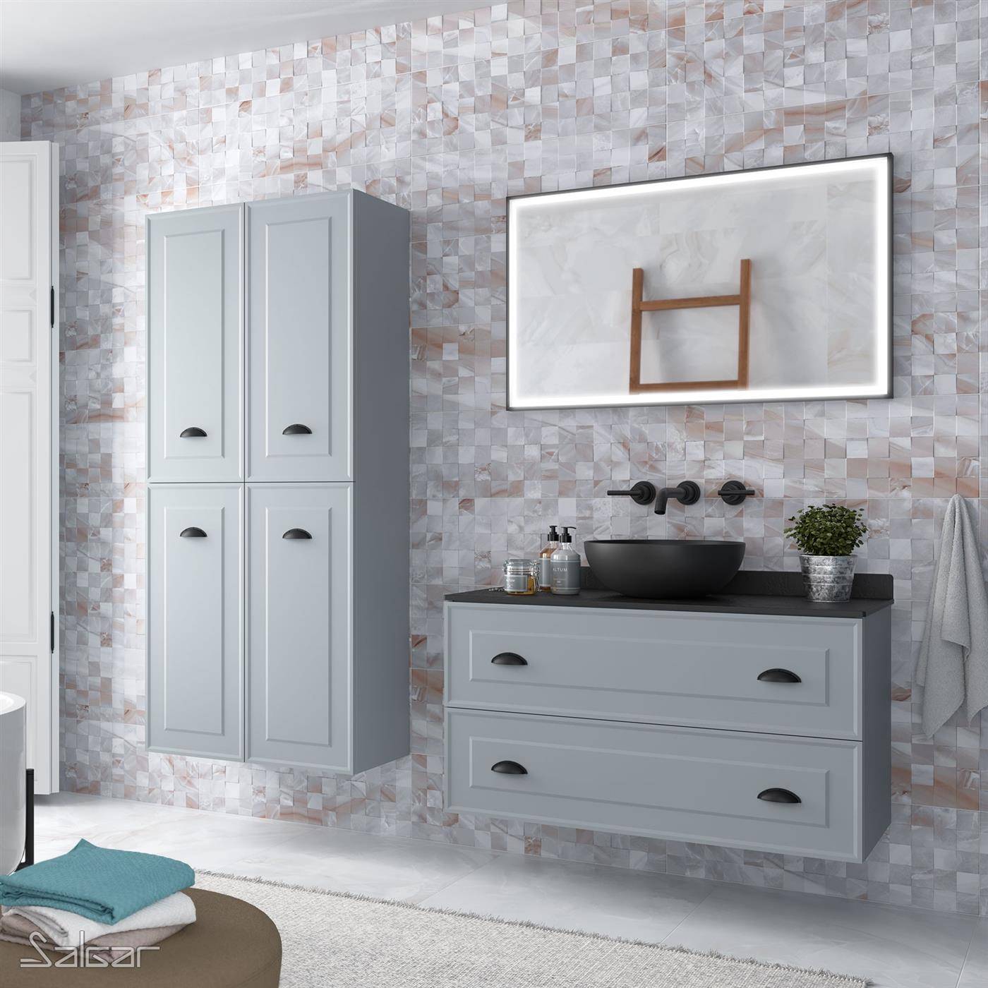 Modernes Badezimmer mit grauen Wandschränken, doppelter Waschtischkommode mit Schubladen, Aufsatzwaschbecken, Spiegel und Mosaikfliesenwänden.