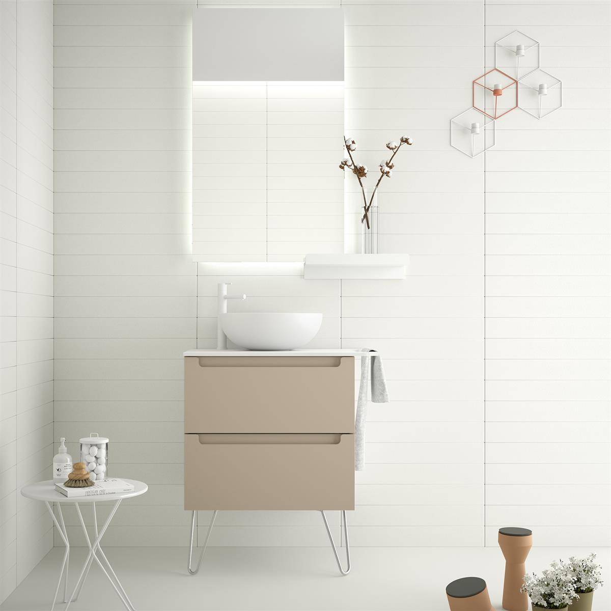 Modernes minimalistisches Badezimmer mit beigem Waschtisch und Aufsatzwaschbecken unter einem beleuchteten Spiegel, weißen gekachelten Wänden, Regalen und kleinen Dekorationsakzenten.
