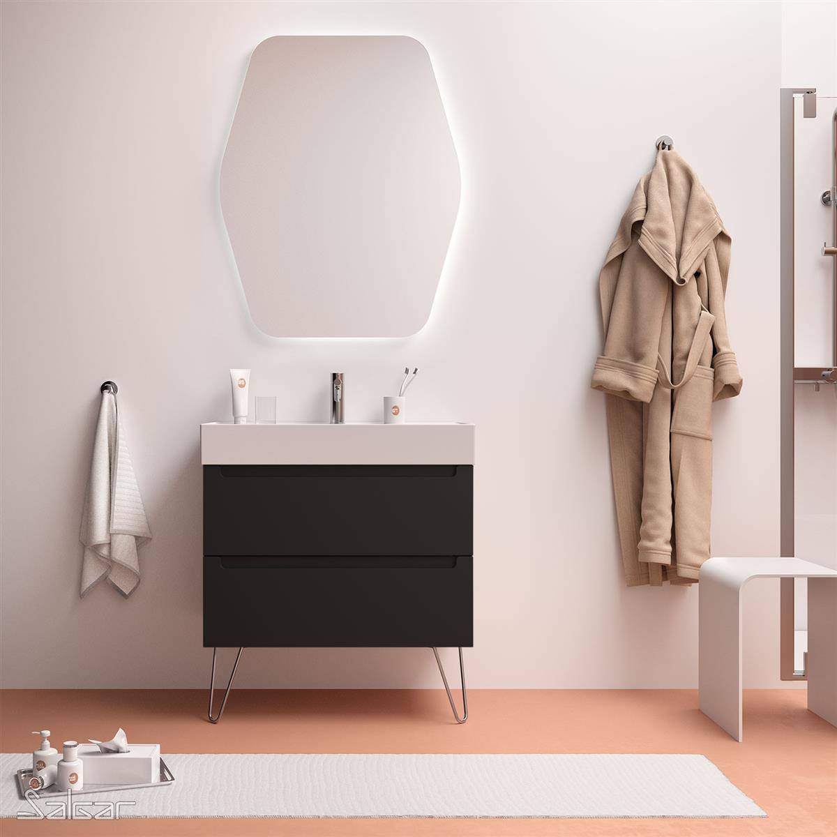 Minimalistisches Badezimmerinterieur mit einem Wandspiegel über einem schwarzen Waschtisch, Handtüchern an Haken, einem hängenden Bademantel und einer weißen Bank auf einem pfirsichfarbenem Boden.
