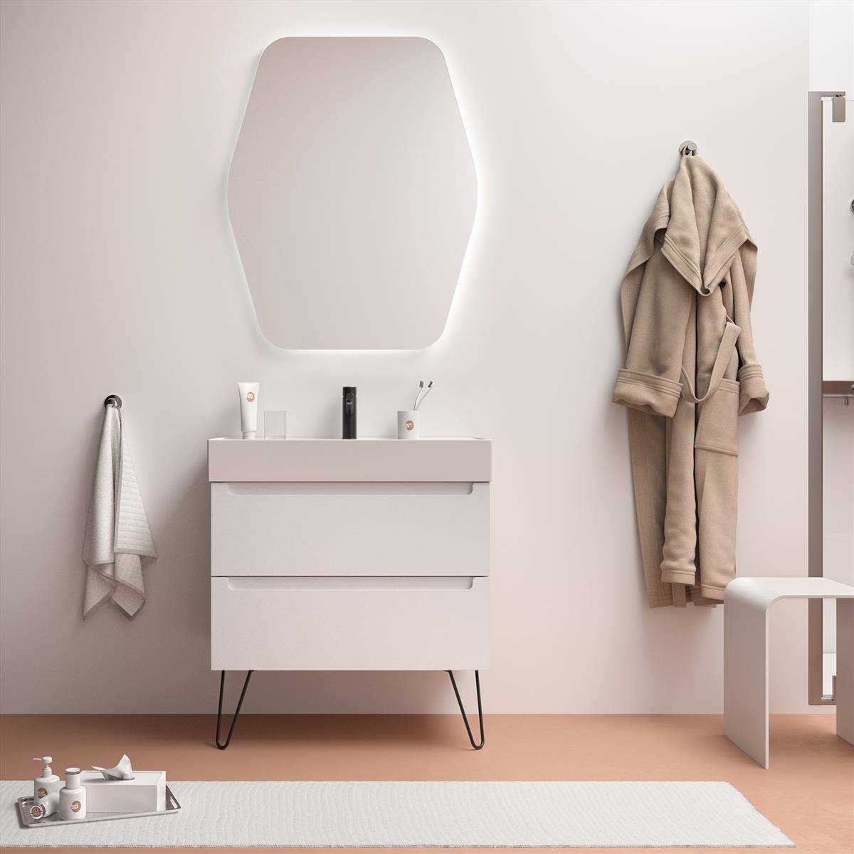 Minimalistisches beiges Badezimmer mit schwebendem Waschtisch und sechseckigem Spiegel, Bademantel an der Wand hängend und Badezimmeraccessoires auf einem Teppich.