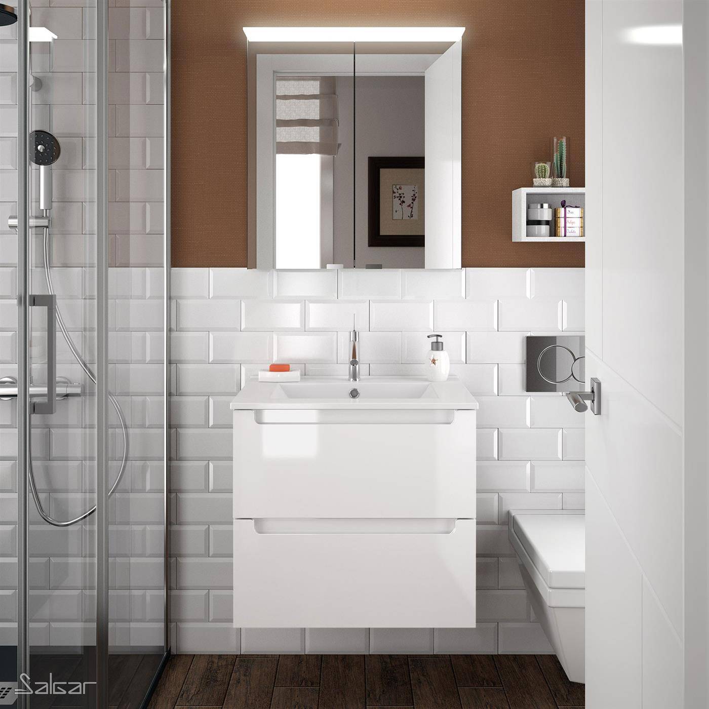 Modernes Badezimmer mit Glasdusche, an der Wand montiertem Waschbecken und Spiegel, weißen U-Bahn-Fliesen an den Wänden, kleinem Regal, Toilette und Boden mit Holzoptik.