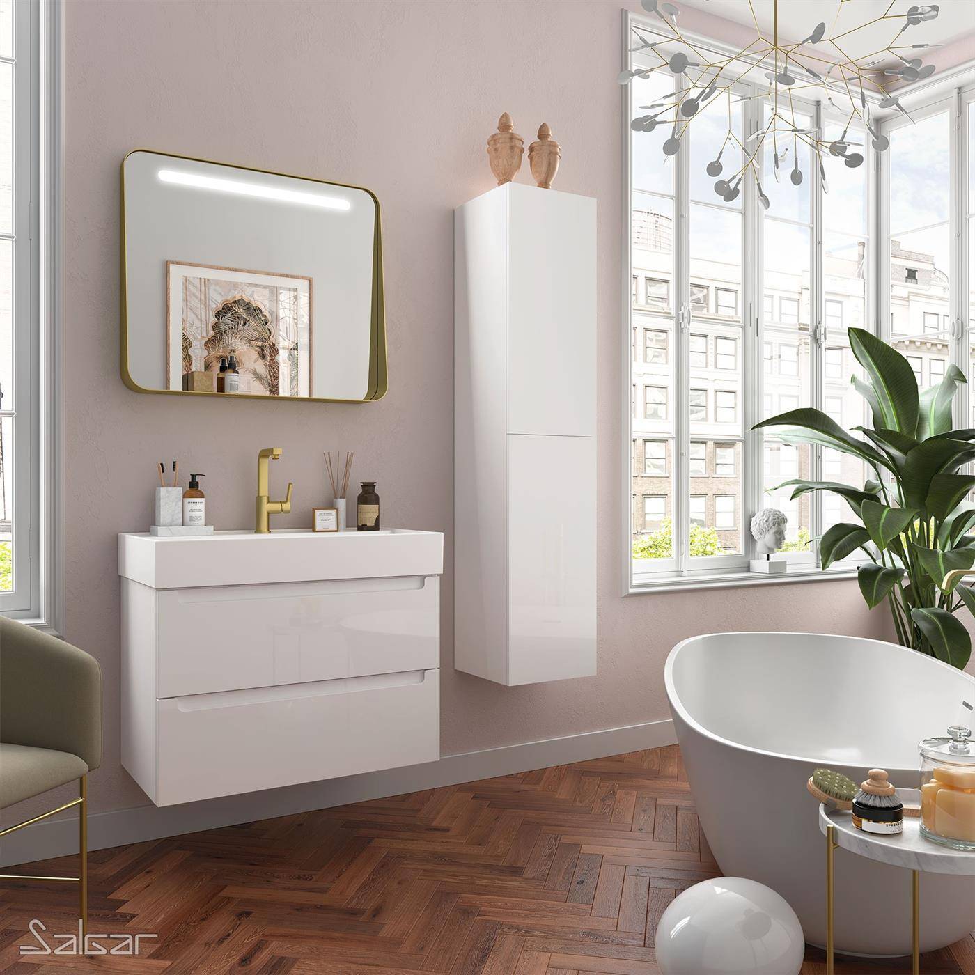 Modernes Badezimmer mit an der Wand montiertem Waschtisch, Spiegel, hohem Schrank, freistehender Badewanne, großen Fenstern, Pflanze und Fischgrät-Holzboden.