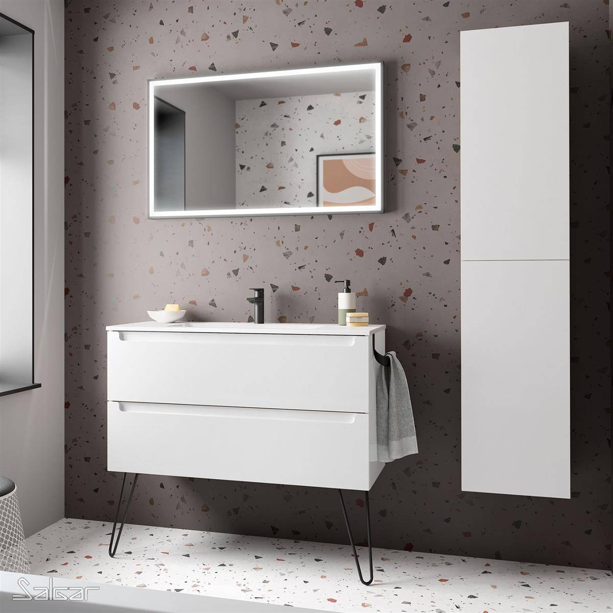 Modernes Badezimmer mit schwebendem weißem Waschtisch, beleuchtetem Spiegel, hohem Wandschrank, Terrazzo-Wänden und Boden sowie einem Handtuch, das an der Seite des Waschbeckens hängt.