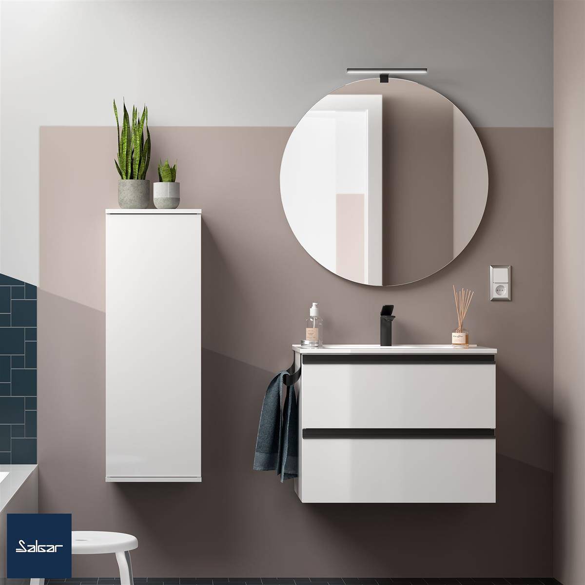 Modernes Badezimmer mit schwebendem weißem Waschtisch, rundem Wandspiegel, Wandschrank und Topfpflanzen an einer mauvegrauen Wand.
