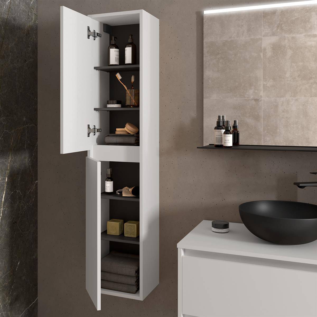 Modernes Badezimmer mit einem hohen Wandschrank mit offenen Regalen für Toilettenartikel, neben einem weißen Waschtisch mit schwarzem Aufsatzwaschbecken und verspiegelter Rückwand.