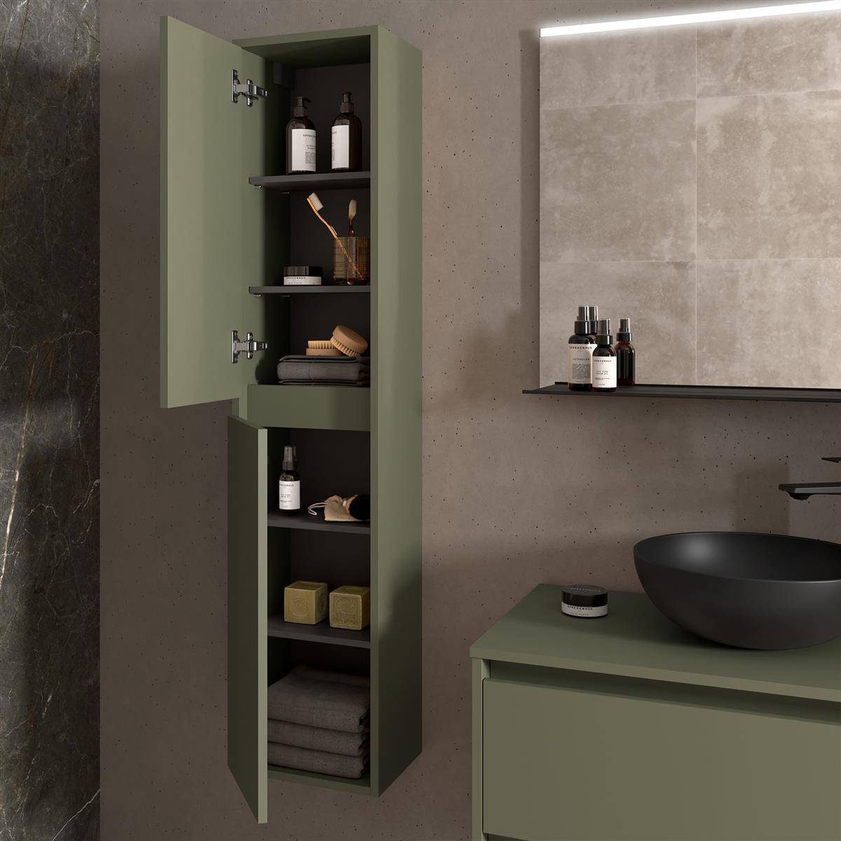Modernes Badezimmer mit olivgrünem Schrank, offenen Regalen, schwarzem Aufsatzwaschbecken, Spiegel und Toilettenartikeln auf einem Wandregal.