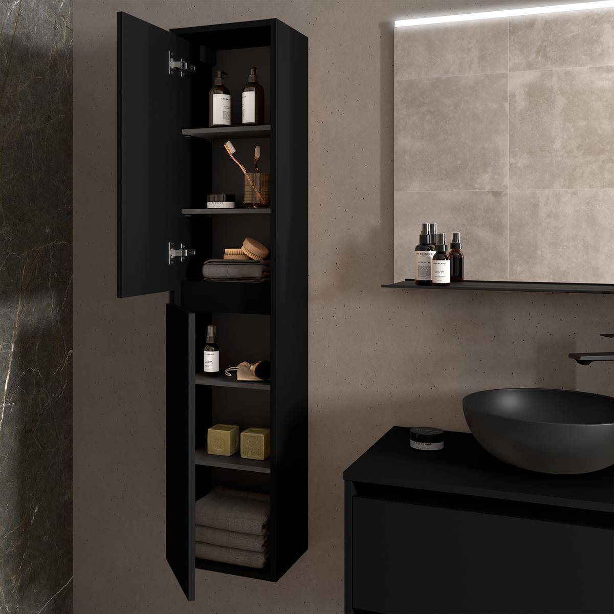 Modernes Badezimmer mit offenem schwarzem Wandschrank für Toilettenartikel, Waschtischanlage, Spiegelregal und neutralen Steinwänden.