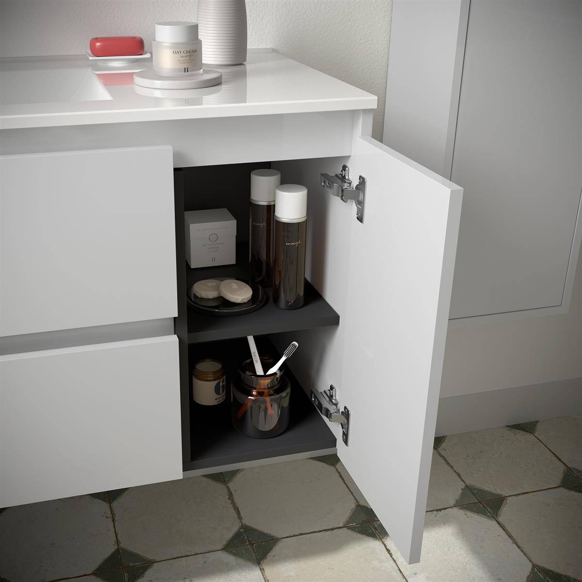 Offener Badezimmerschrank mit Regalen, auf denen Hautpflegedosen, Flaschen, Wattepads und ein Zahnbürstenhalter unter einer weißen Arbeitsplatte stehen.