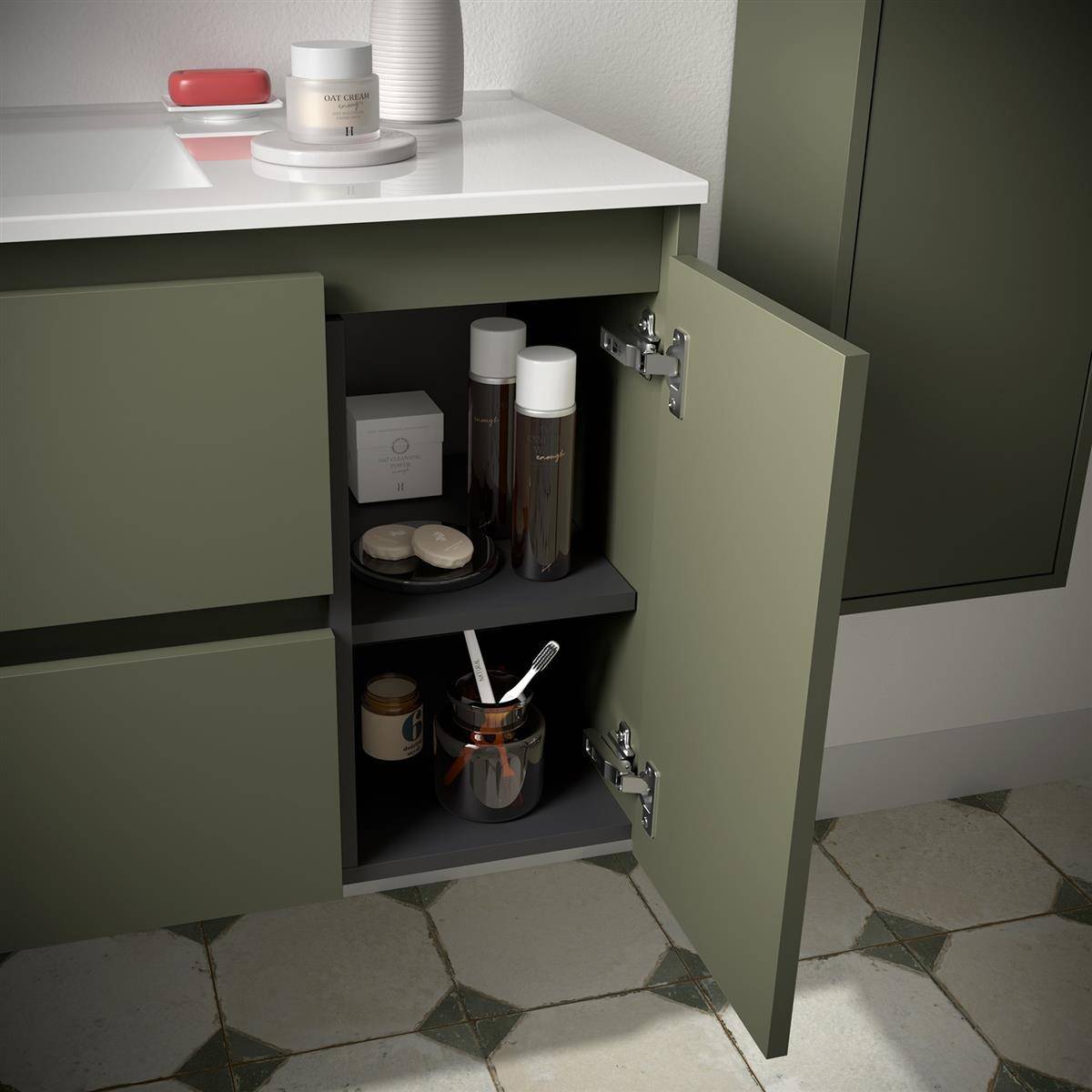 Offenes Badezimmerschrankchen mit Regalen, die Toilettenartikel, Gläser und eine Tasse mit Pinseln enthalten; Arbeitsplatte oben mit Gläsern und einer Seifenschale.