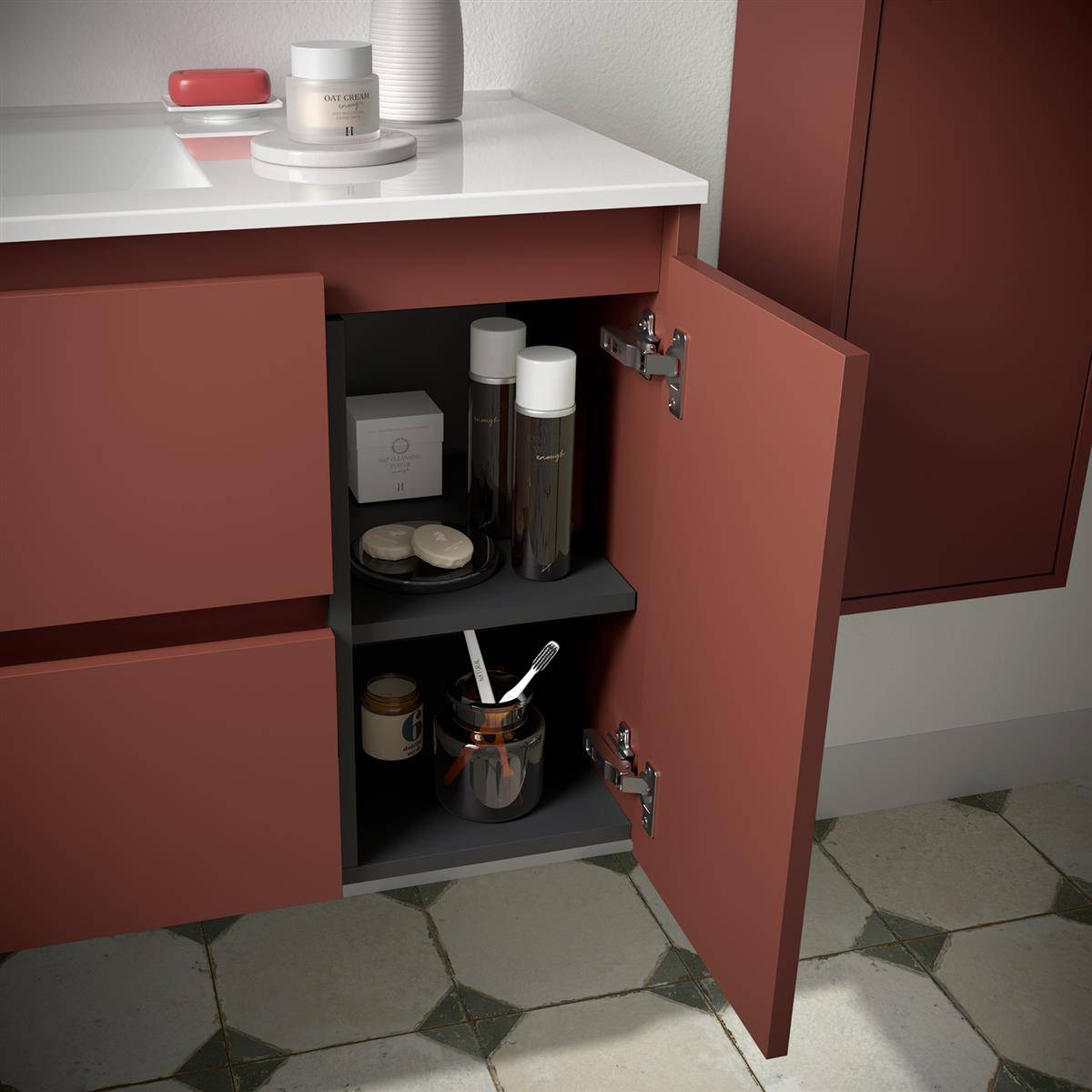 Offener Badezimmerschrank mit Hautpflege- und Toilettenartikeln auf Regalen, mit einer Kerze auf der Arbeitsfläche und einem Glas darüber.