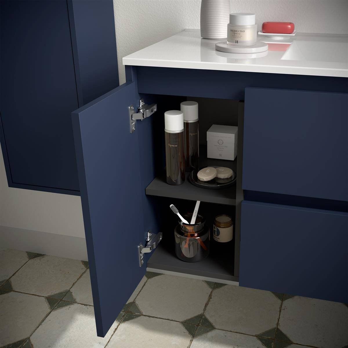 Offener blauer Badezimmerschrank mit Regalen, die Toilettenartikel, Gläser und Behälter mit Wattepads enthalten; die Arbeitsfläche hat eine Kerze und einen Seifenspender.